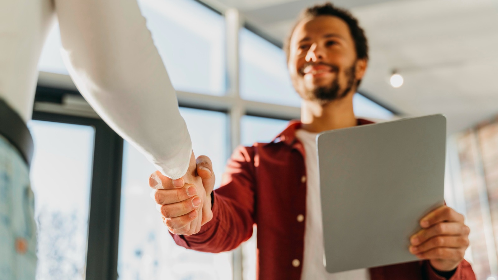 Distribuidor cerrando un acuerdo con un cliente